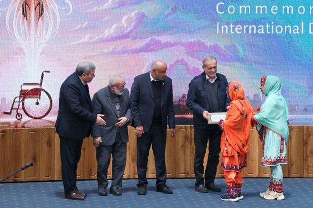 با تکیه بر پشتکار افراد دارای معلولیت و مردم ایستاده‌ایم تا ایران را بهتر بسازیم