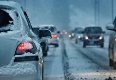 مهارت خیره‌کننده راننده در بازگرداندن خودرو به جاده پس از انحراف در برف (فیلم)