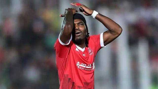 شوک به خط حمله پرسپولیس در آستانه دربی؛ احتمال غیبت «تیوی بیفوما» به دلیل عود کردن مصدومیت