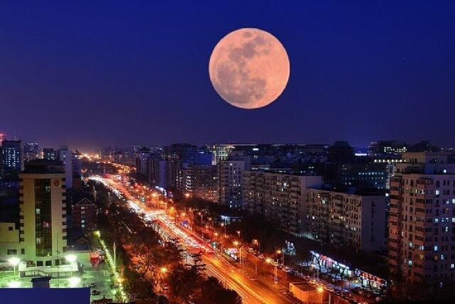 طلوع سومین اَبَرماه سال در کنار سیاره سبزآبی