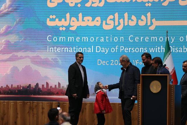 ببینید | برخورد جالب رئیس‌جمهور با کودک دارای معلولیت هنگام سخنرانی