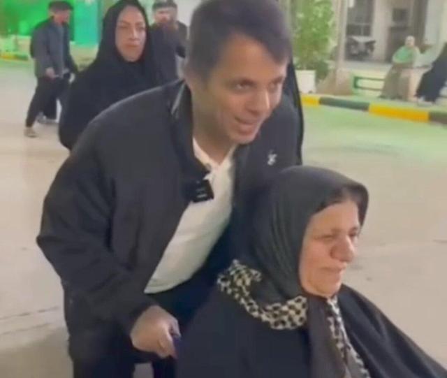 لحظات احساسی حسن رنگرز با مادر ویلچرنشیناش در بینالحرمین