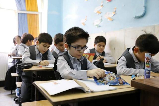 ۸هزار دانش‌آموز ایرانی در آن‌سوی مرزها