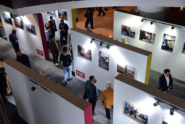 ۴۱ عکاس از صلح، ایستادگی و دفاع گفتند