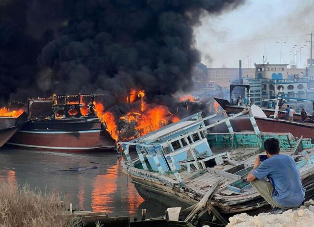 مهار آتشسوزی یک فروند شناور باربری در اسکله کیش