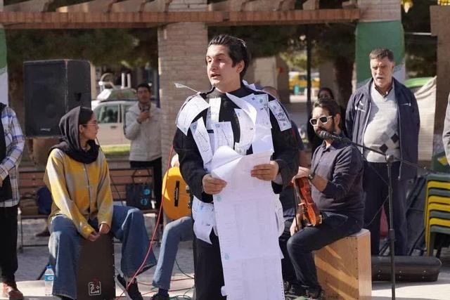 اجراهای خیابانی جشنواره تئاتر کرمان آغاز شد