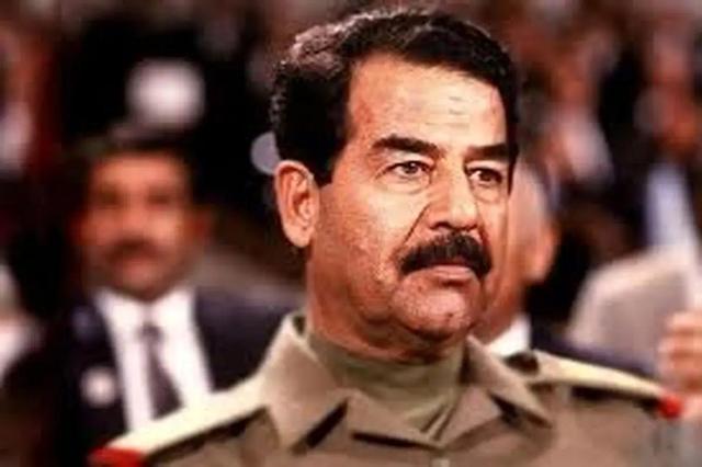 دهه ۷۰: مصطفی پورمحمدی در کنار صدام حسین (عکس)