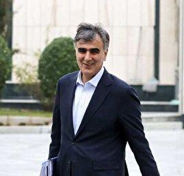 دلار سر به فلک کشیده ولی آقای فرزین برای خود نوشابه باز می‌کند!