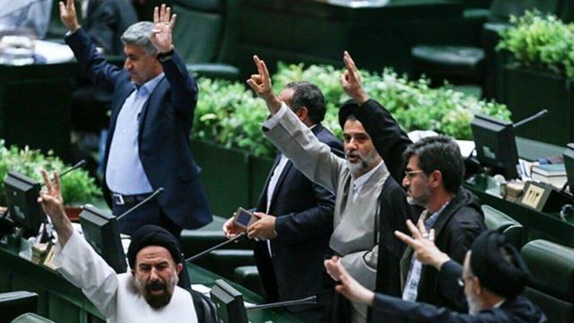 ابراهیم نکو: نمایندگان درک اقتصادی ندارند و بیشتر سیاسی برخورد می کنند/ یوسفیان ملا: نماینده ها یک تصمیم نداشتند که مردم بگویند خدا پدرشان را بیامرزد