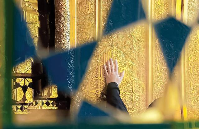 خدایی که نور را از نور آفرید