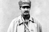 عکس| حضور رضاخان پشت تیربار در کرمانشاه در سال ۱۲۹۱