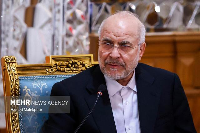 بازدید قالیباف از نمایشگاه کتاب نمایندگان ادوار به مناسبت روز مجلس