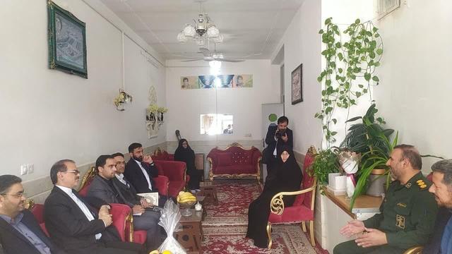 رئیس سازمان بازرسی کشور با مادر شهیدان یخدانی دیدار کرد