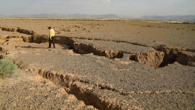 بحران فرونشست زمین پاسخ سخت طبیعت به سال‌ها بی‌توجهی انسان‌ها