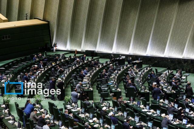 بانک‌های ناتراز منحل و یا ادغام شوند