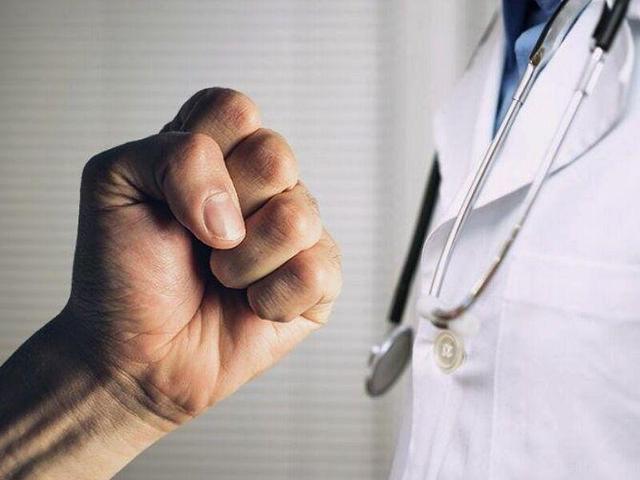 ضرب و شتم کارکنان شبکه بهداشت شهرستان بروجن/ فرد مهاجم دستگیر شد