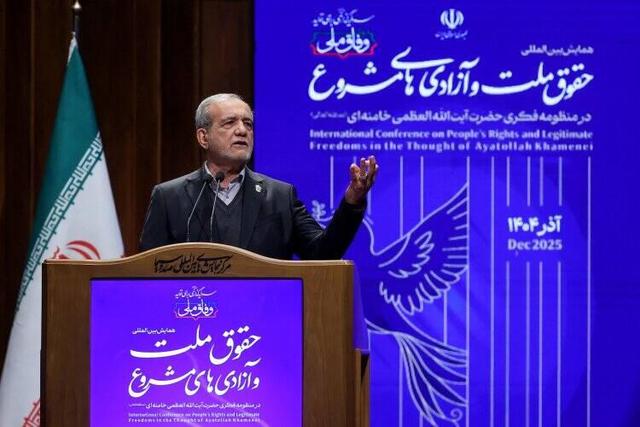 در نگاه رهبر معظم انقلاب آزادی مشروع حق مردم و تکلیف حکومت است