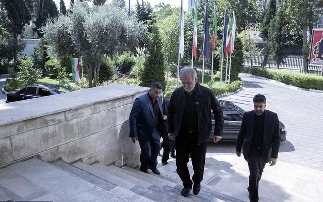 ببینید | عیادت رئیس‌جمهور از رضا امیرخانی