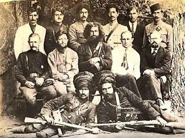 عکس/ میرزا کوچک‌خان به همراه یارانش در نهضت جنگل؛ دهه ۱۲۹۰