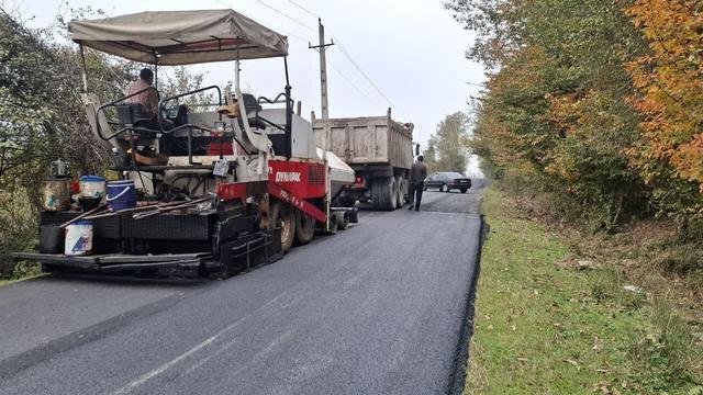 عملیات روکش آسفالت محور روستایی سلکی‌سر - عزیزکیان رشت اجرا شد