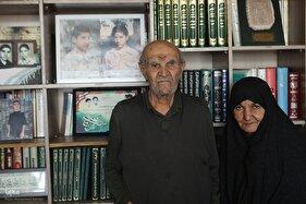 پای سخنان مادر و پدر شهیدان کاوسی‌فر