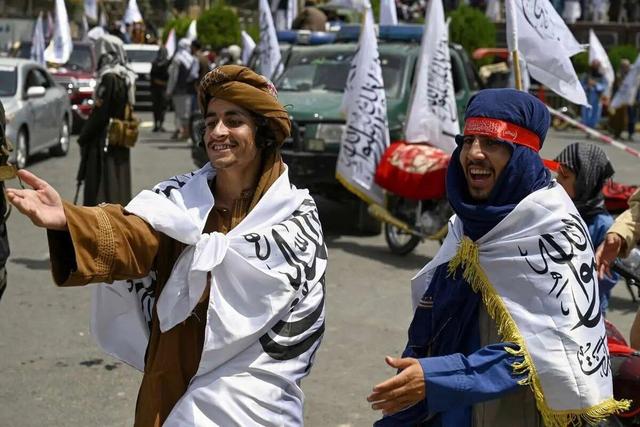 ببینید | اقدام جدید طالبان؛ تخریب اسامی مغازهها با داس!