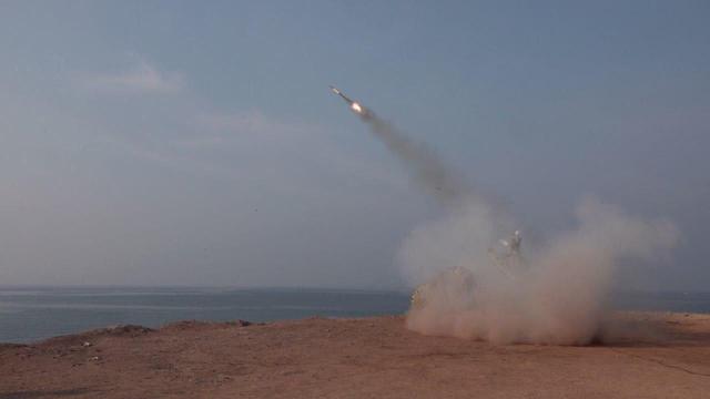 تصاویری از آتش آفند و پدافند نیروی دریایی سپاه در آب‌های خلیج فارس/ رصد ناو آمریکایی توسط نیروی دریایی سپاه/ مانور در چه مناطقی اجرا شد؟