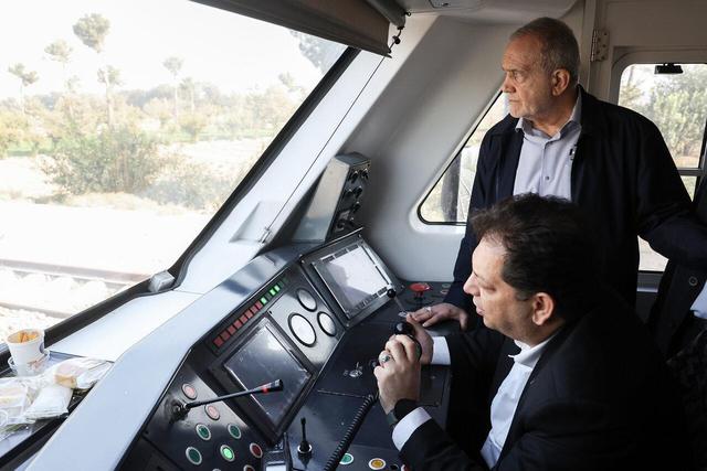 پزشکیان: دولت با تمام توان حامی توسعه راهآهن حومه تهران است/ رسانهها مستمر پیگیری کنند