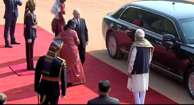 پوتین با لیموزین اختصاصی‌اش در کاخ ریاست‌جمهوری هند + ویدئو | استقبال ویژه از رئیس جمهوری روسیه