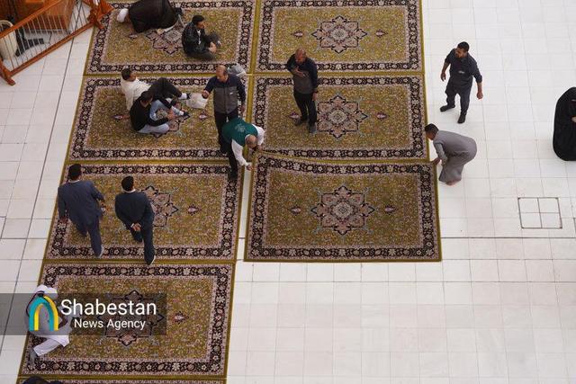 تعویض فرش‌های صحن مطهر علوی در آستانه میلاد حضرت فاطمه (س)