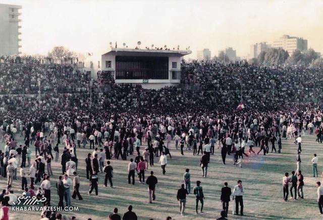 عکس دیده‌نشده از اولین دربی استقلال و پرسپولیس بعد از انقلاب/ واکنش مسئولین: قید فوتبال را بزنیم!