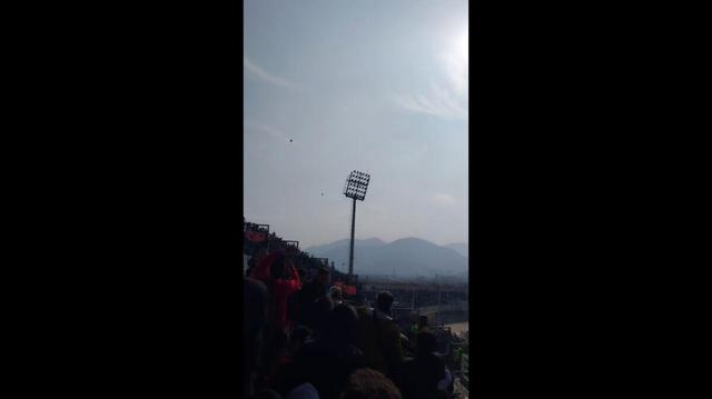 ویدیو| درگیری‌ها در اراک شروع شد/ سنگ پرانی وحشتناک روی سکوها