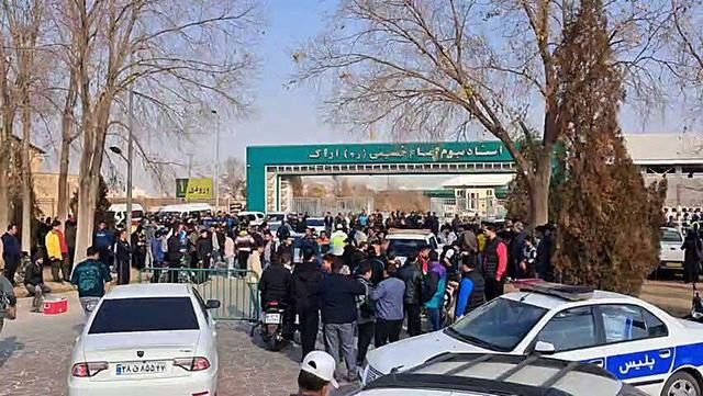 ویدیو| ازدحام شدید هواداران پشت درهای ورودی استادیوم پس از تکمیل ظرفیت!