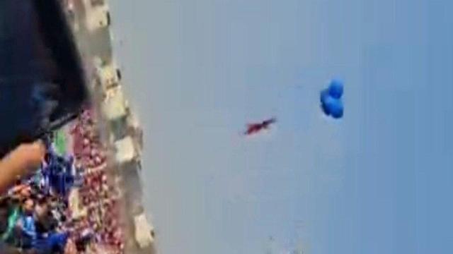 ویدیو| اقدام عجیب تماشاگران استقلالی؛ لنگ قرمز هوا کردند!