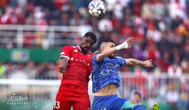 درگیری مدافع پرسپولیس با مهاجم استقلال بعد از سوت پایان/ بازیکن خشمگین سریع محاصره شد! +عکس