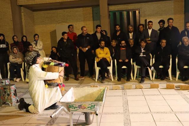 کرمانی ها از اجراهای خیابانی جشنواره تئاتر استانی استقبال ویژه کردند