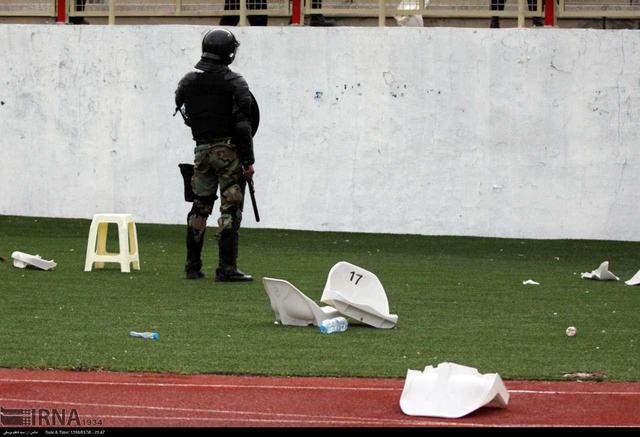 دربی ۱۰۶؛ تنش و پرتاب سنگ بین هواداران + فیلم