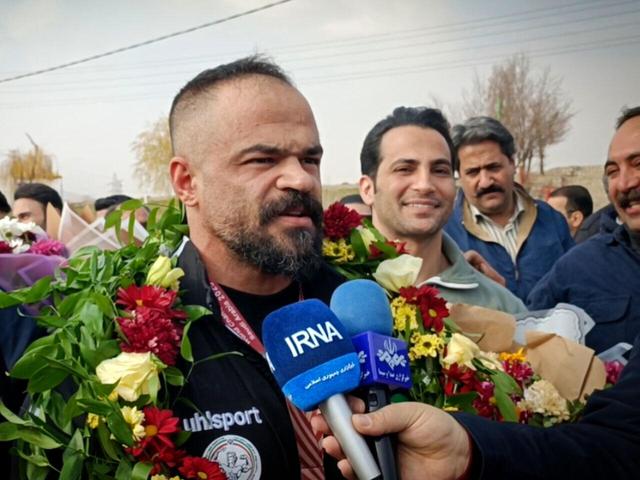 فیلم | استقبال باشکوه مردم کنگاور از جاوید فخری نایب‌ قهرمان جهان