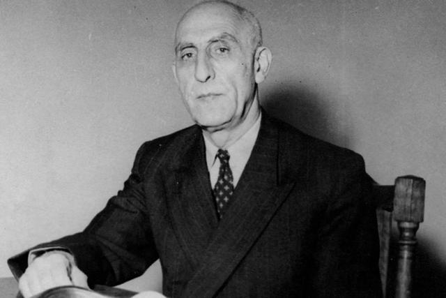 دکتر مصدق و همسرش در سال کودتا (عکس)