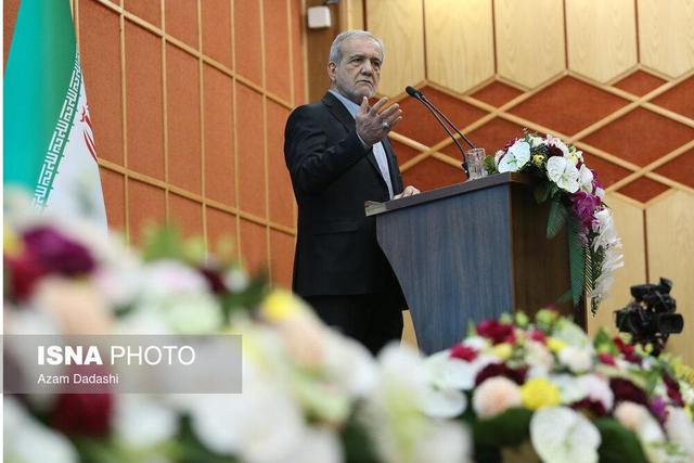 پزشکیان: انتقال آب دریا به صنایع اصفهان فشار بر منابع محلی را کم میکند