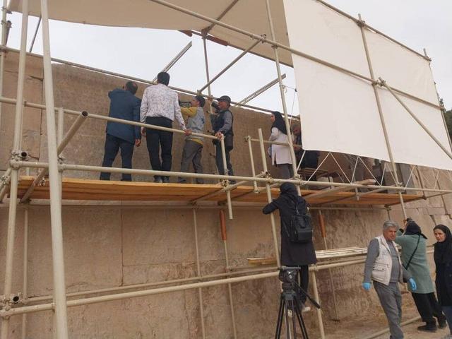 کتیبه سه‌زبانه داریوش اول در تخت جمشید در معرض بازدید گردشگران قرار می‌گیرد