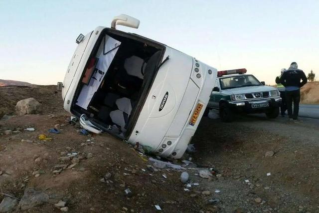 واژگونی اتوبوس در کرمانشاه / ۲۵ نفر مصدوم شدند