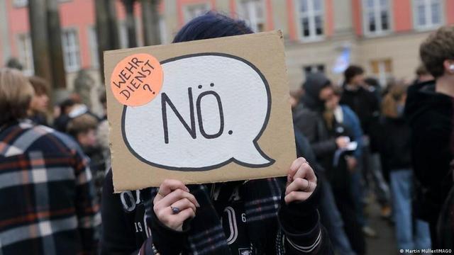 حضور هزاران دانش‌آموز در خیابان های آلمان + ویدئو | ماجرا چه بود؟