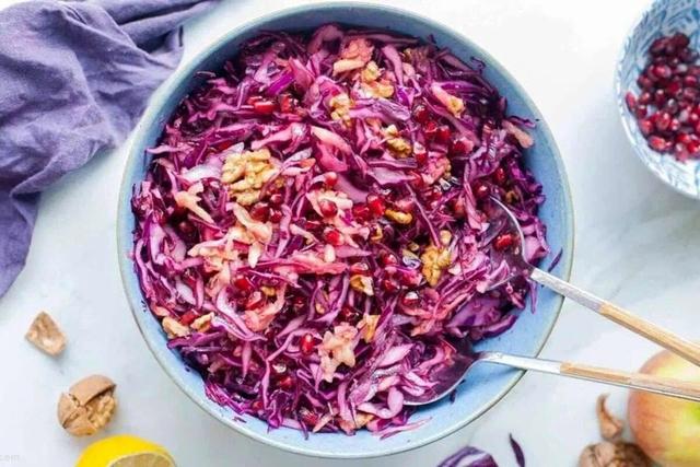 سالاد انار و کلم قرمز ؛ ترکیبی سالم و خوشرنگ ویژه شب یلدا