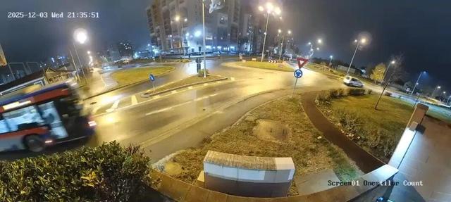 ببینید | پرش عجیب یک مرسدس بنز از روی دو خودرو