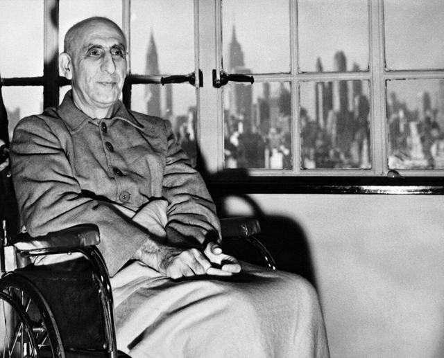 عکس/ دکتر مصدق و همسرش در سال کودتا