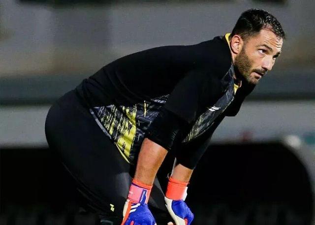 یک پرسپولیسی به سمت آدان رفت؛ پیراهنت را به من بده