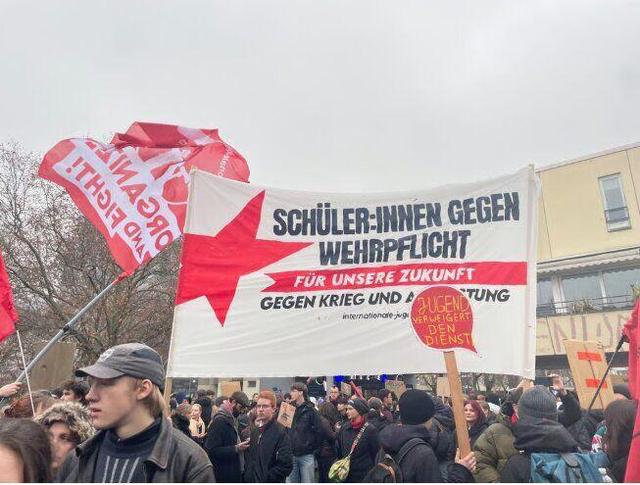 تظاهرات گسترده دانشآموزان آلمانی در اعتراض به بازگشت سربازی اجباری