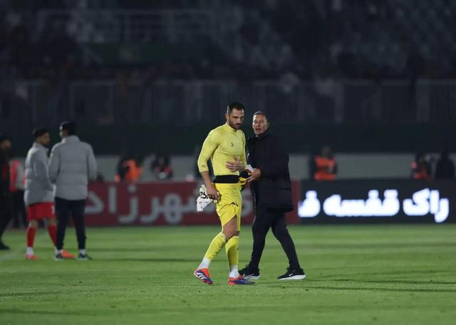 پشت پرده یک اتفاق نادر؛ چرا مربی پرسپولیس دنبال پیراهن استقلال بود؟!