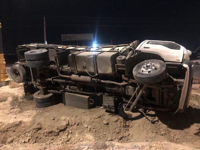 مبتکر:کامیون ایسوزو به دلیل خستگی و خواب‌آلودگی راننده واژگون شد